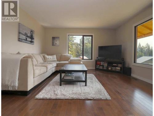 11 Mackenzie Road, Salmon Arm, BC - Indoor Photo Showing Living Room