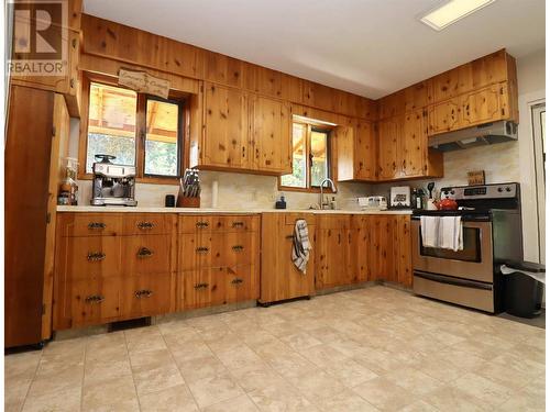 11 Mackenzie Road, Salmon Arm, BC - Indoor Photo Showing Kitchen