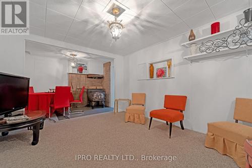 86 Sprucedale St, Highlands East, ON - Indoor Photo Showing Other Room