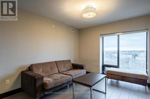 #1701 -1235 Richmond St, London, ON - Indoor Photo Showing Living Room