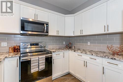 800 Cedarpark Way, London, ON - Indoor Photo Showing Kitchen With Stainless Steel Kitchen With Upgraded Kitchen