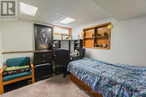 34 Ponderosa Cres, London, ON - Indoor Photo Showing Bedroom