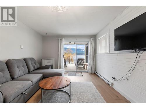 3624 Eagle Bay Road, Eagle Bay, BC - Indoor Photo Showing Living Room