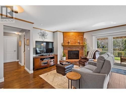 663 Pimlico Road, Kelowna, BC - Indoor Photo Showing Living Room With Fireplace