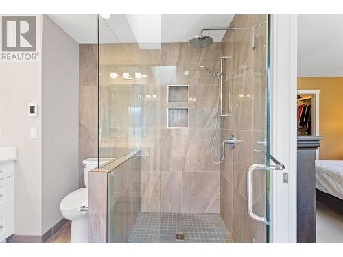 663 Pimlico Road, Kelowna, BC - Indoor Photo Showing Bathroom