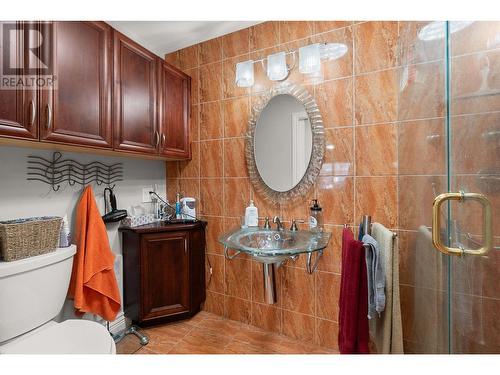 4004 Bluebird Road Unit# 402, Kelowna, BC - Indoor Photo Showing Bathroom