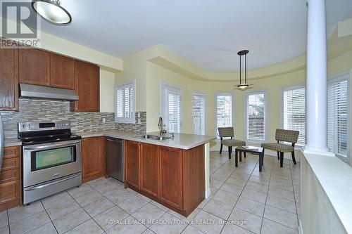 108 Littleside St, Richmond Hill, ON - Indoor Photo Showing Kitchen With Double Sink