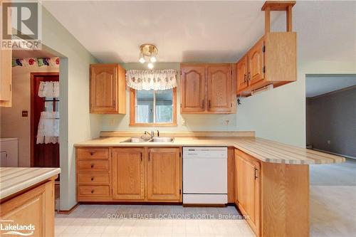 4 Allen Dr, Wasaga Beach, ON - Indoor Photo Showing Kitchen With Double Sink