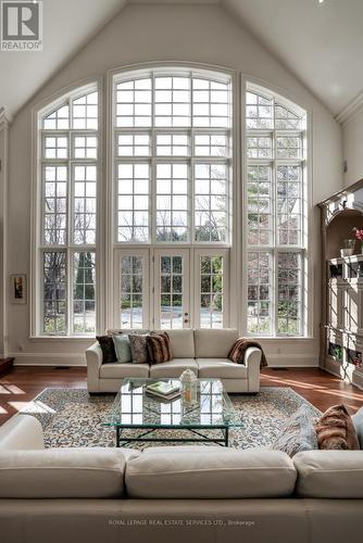 17 Bayview Ridge, Toronto, ON - Indoor Photo Showing Living Room