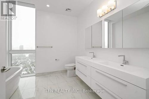 #Lph03 -181 Bedford Rd, Toronto, ON - Indoor Photo Showing Bathroom