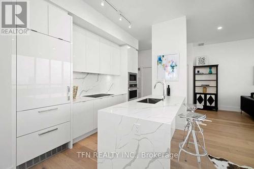 #Lph03 -181 Bedford Rd, Toronto, ON - Indoor Photo Showing Kitchen With Upgraded Kitchen
