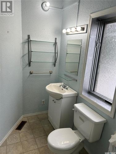 468 12Th Street E, Prince Albert, SK - Indoor Photo Showing Bathroom
