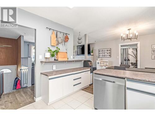 1995 Hollywood Road, Kelowna, BC - Indoor Photo Showing Kitchen