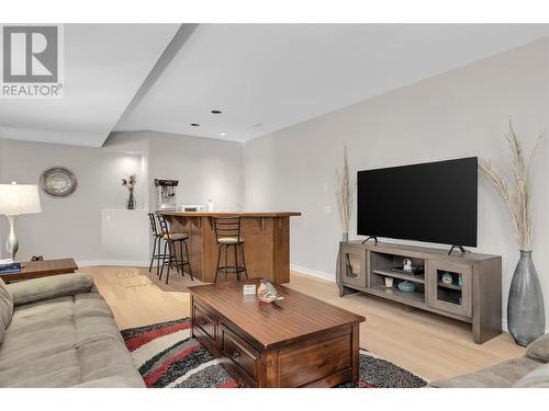 737 Cantina Court, Kelowna, BC - Indoor Photo Showing Living Room