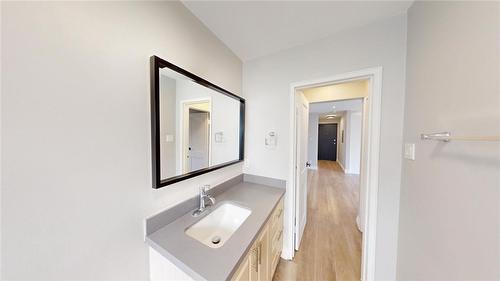 410 Hazel Street|Unit #204, Waterloo, ON - Indoor Photo Showing Bathroom