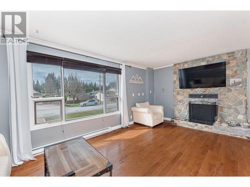 606 Forest Park Street, Sicamous, BC - Indoor Photo Showing Living Room With Fireplace