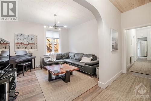 Unit 1 - 450 Byron Avenue, Ottawa, ON - Indoor Photo Showing Living Room