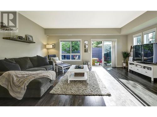 680 Old Meadows Road Unit# 66, Kelowna, BC - Indoor Photo Showing Living Room