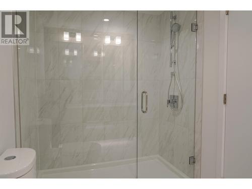 28Xx 2085 Skyline Court, Burnaby, BC - Indoor Photo Showing Bathroom