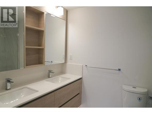 28Xx 2085 Skyline Court, Burnaby, BC - Indoor Photo Showing Bathroom