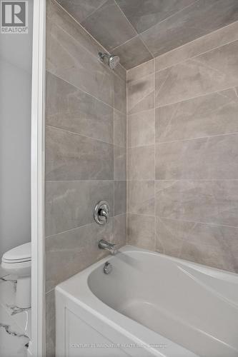 890 Wallace Avenue, Windsor, ON - Indoor Photo Showing Bathroom