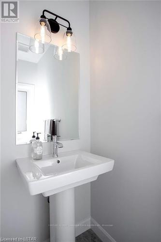 97 - 2700 Buroak Drive, London, ON - Indoor Photo Showing Bathroom