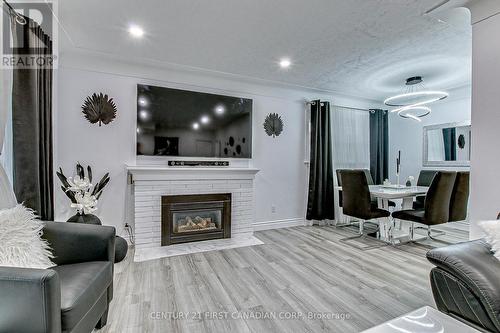 379 Griffith St, London, ON - Indoor Photo Showing Living Room With Fireplace