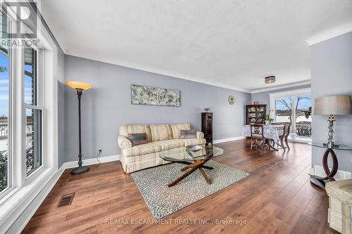 3542 Fifteenth Street, Lincoln, ON - Indoor Photo Showing Living Room