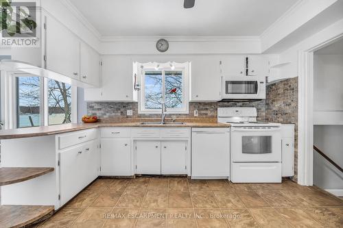 3542 Fifteenth St, Lincoln, ON - Indoor Photo Showing Kitchen With Double Sink