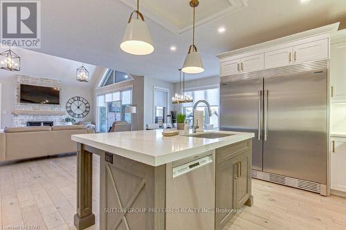 393 Warner Terrace, London, ON - Indoor Photo Showing Kitchen With Upgraded Kitchen