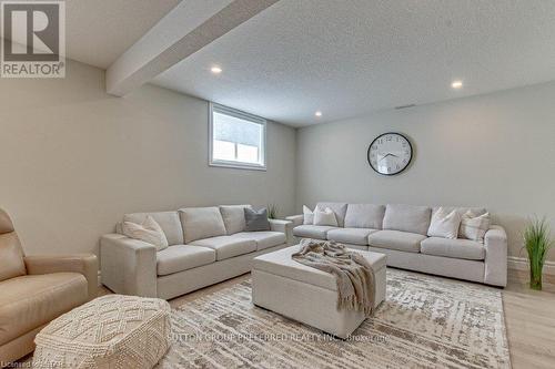 393 Warner Terrace, London, ON - Indoor Photo Showing Living Room