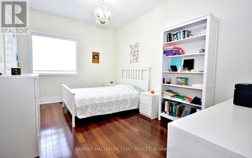 39 Vanderpost Cres, Essa, ON - Indoor Photo Showing Bedroom