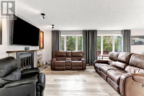 12 Pine Ridge Tr, Oro-Medonte, ON - Indoor Photo Showing Living Room With Fireplace