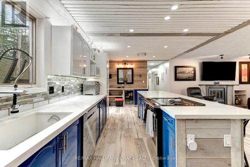 12 Pine Ridge Tr, Oro-Medonte, ON - Indoor Photo Showing Kitchen With Upgraded Kitchen