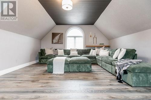 3 Matthew Crt, Wasaga Beach, ON - Indoor Photo Showing Living Room