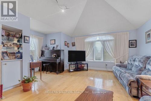 996 Deer Valley Drive, Oshawa, ON - Indoor Photo Showing Living Room