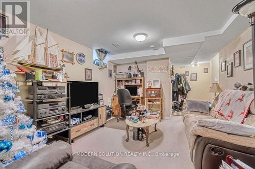996 Deer Valley Dr, Oshawa, ON - Indoor Photo Showing Living Room