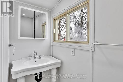 491 Murray St, Peterborough, ON - Indoor Photo Showing Bathroom