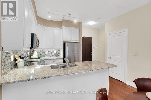 #324 -180 John West Way, Aurora, ON - Indoor Photo Showing Kitchen With Double Sink With Upgraded Kitchen