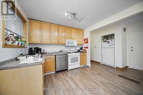 1 Huron Crt, Aurora, ON - Indoor Photo Showing Kitchen