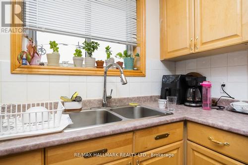 1 Huron Crt, Aurora, ON - Indoor Photo Showing Kitchen With Double Sink
