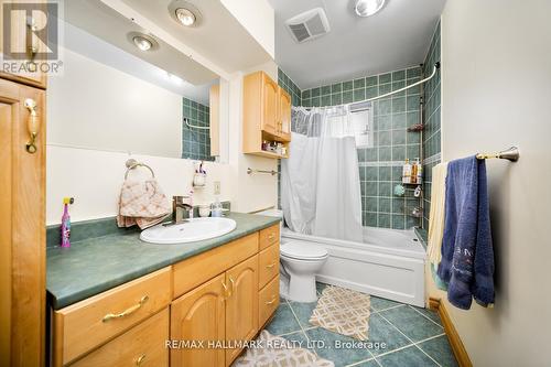1 Huron Crt, Aurora, ON - Indoor Photo Showing Bathroom