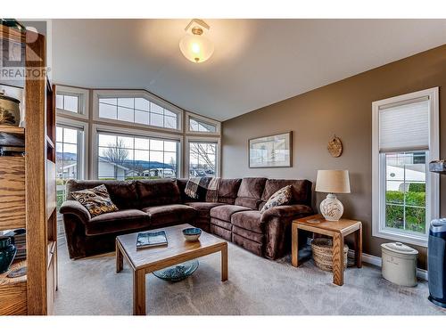 8000 Highland Road Unit# 137, Vernon, BC - Indoor Photo Showing Living Room