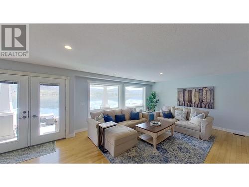 1417 85Th Street, Osoyoos, BC - Indoor Photo Showing Living Room