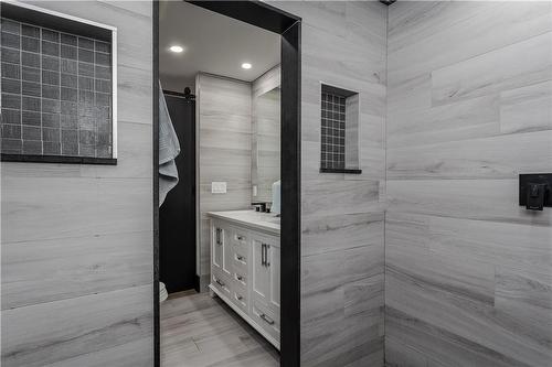 376 Nelson Street, Brantford, ON - Indoor Photo Showing Bathroom