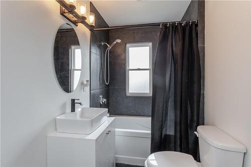 376 Nelson Street, Brantford, ON - Indoor Photo Showing Bathroom
