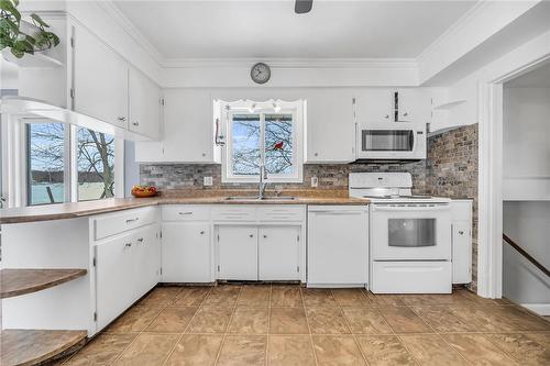 3542 Fifteenth Street, Lincoln, ON - Indoor Photo Showing Kitchen With Double Sink