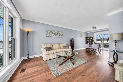 3542 Fifteenth Street, Lincoln, ON - Indoor Photo Showing Living Room