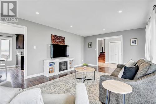 379 Pleasant Valley Road, Beachburg, ON - Indoor Photo Showing Living Room