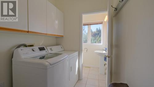 3084 Lakeview Cove Road, West Kelowna, BC - Indoor Photo Showing Laundry Room